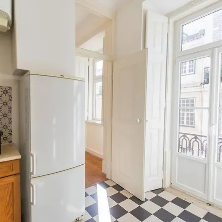 135 B - Alfama Renovated Charming Historic Flat Near Baixa شقة *